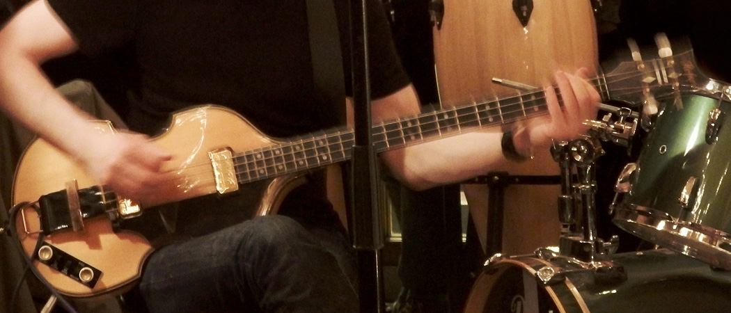 Detailansicht des Höfner-Basses, auf dem Thomas gerade spielt