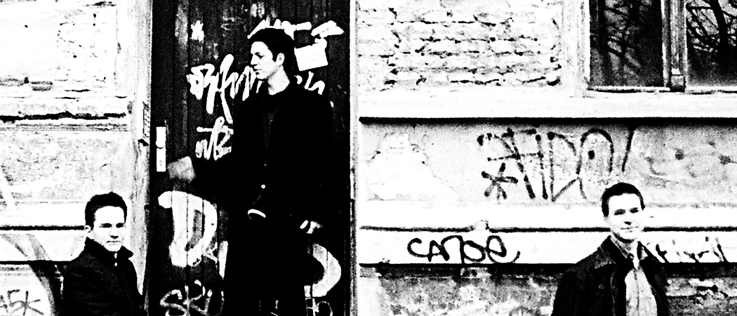 Schwarzweißbild der Band Feyd vor einem Altberliner Hauseingang